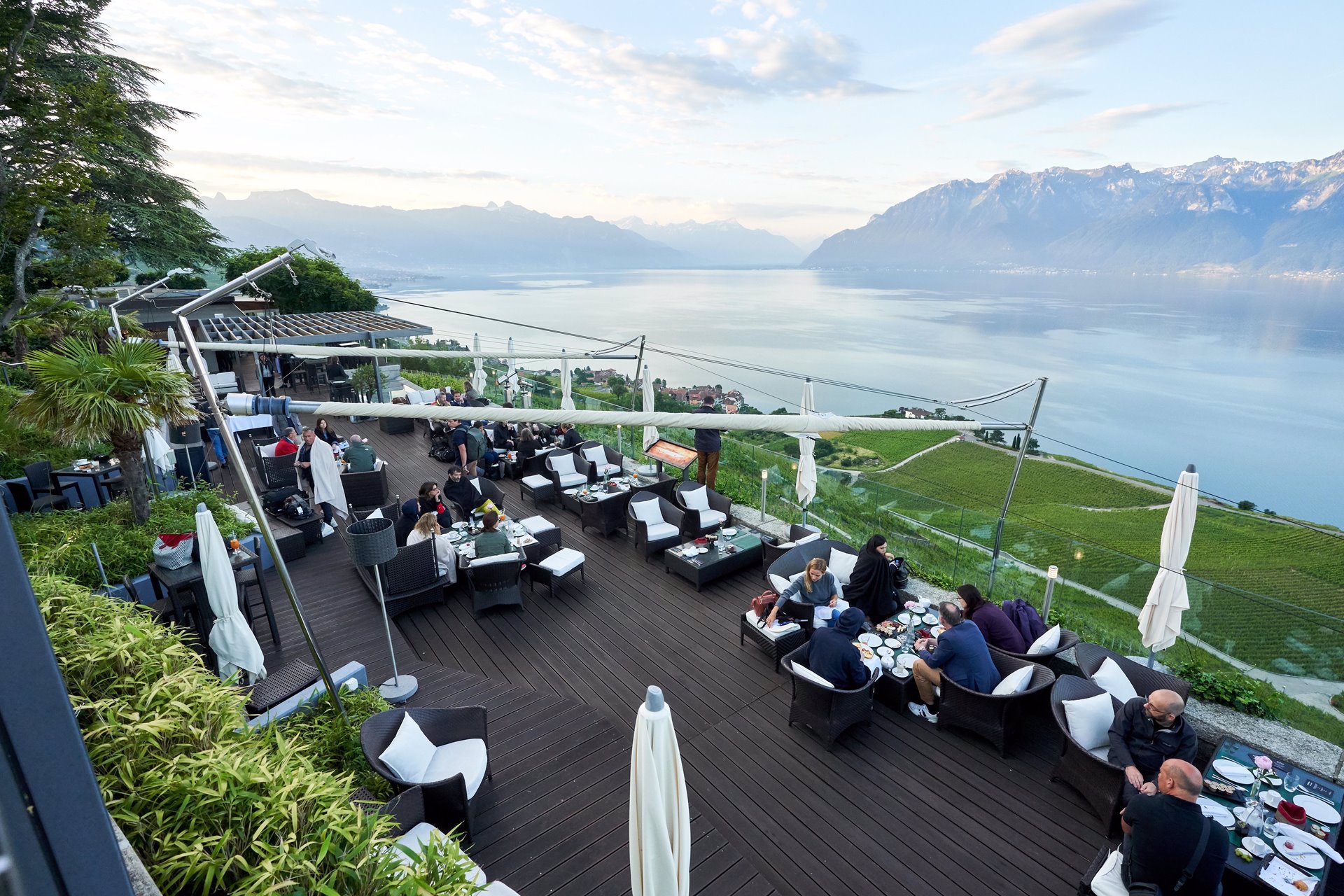 Terraza Le Deck en Chexbres Suiza a orilla del lago.  Foto cortesía Lexus Léman