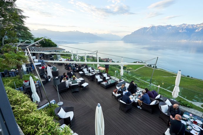 Terraza Le Deck en Chexbres Suiza a orilla del lago.  Foto cortesía Lexus Léman