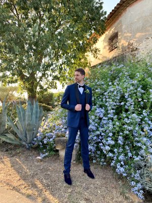 Pau Gasol en su segunda boda, pero esta vez en España. El jugador está vestido de Tommy Hilfiger