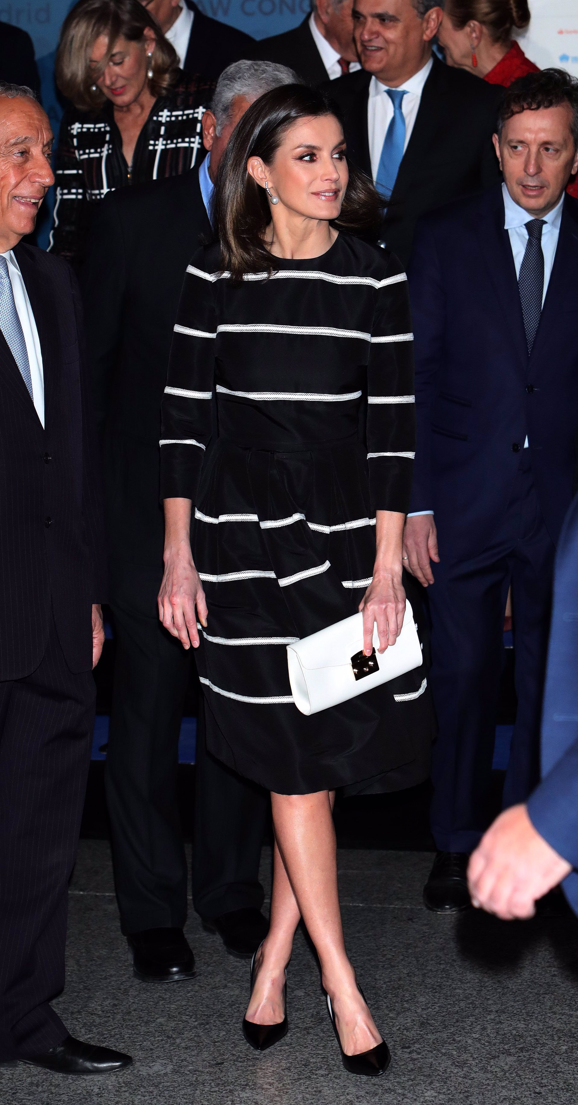 La Reina Letizia con vestido en negro y blanco de rayas con cuello caja, manga francesa y falda abullonada de Carolina Herrera