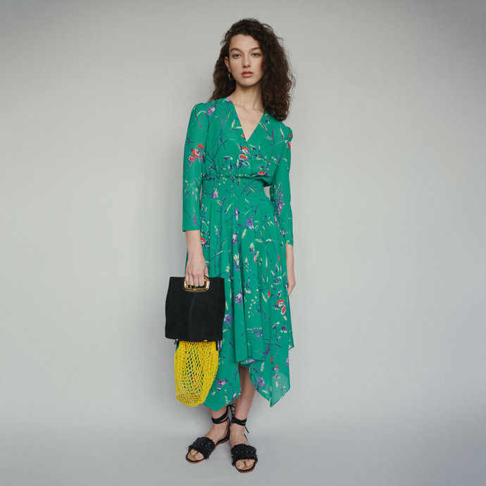 La Reina Letizia elige vestido verde con estampado floral de Maje