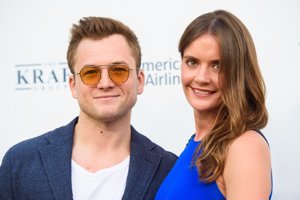 El actor Taron Egerton y su esposa Emily Thomas en la gala benéfica de Elton John para recaudar fondos contra el vih