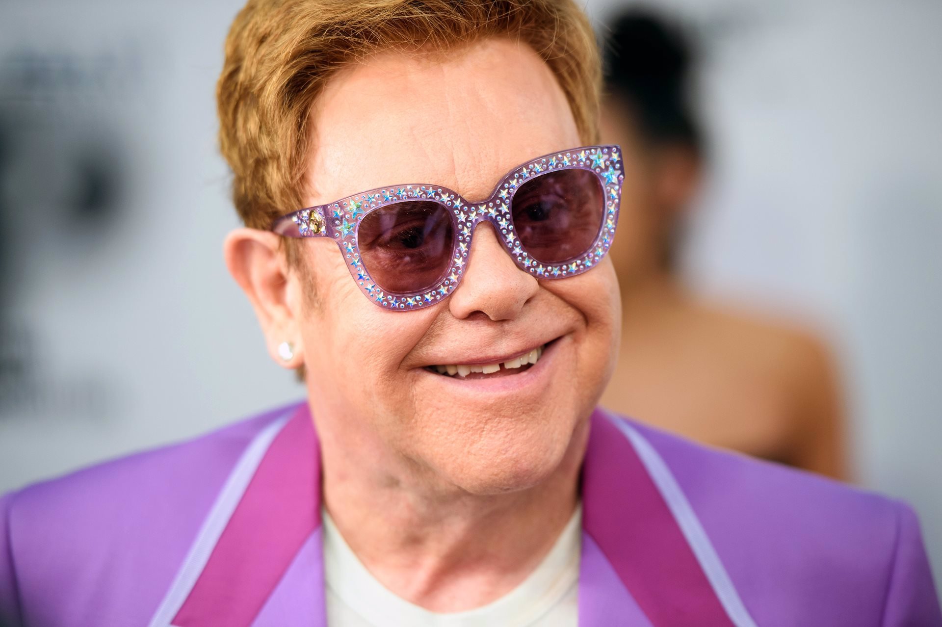 Elton John que recaudó 5 millones de euros para luchar con el vih en una gala benéfica en Antibes, Francia