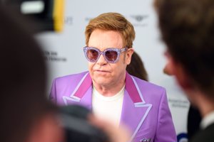 Elton John que recaudó 5 millones de euros para luchar con el vih en una gala benéfica en Antibes, Francia