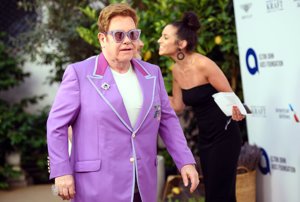 Elton John que recaudó 5 millones de euros para luchar con el vih en una gala benéfica en Antibes, Francia