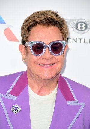 Elton John que recaudó 5 millones de euros para luchar con el vih