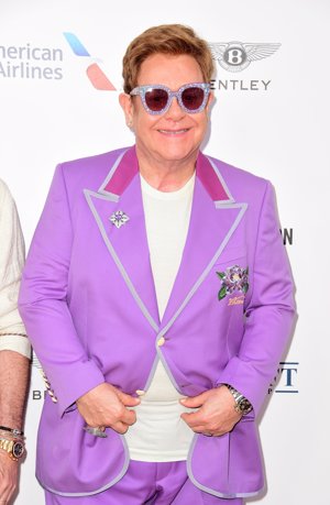 Elton John que recaudó 5 millones de euros para luchar con el vih