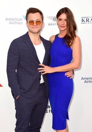 El actor Taron Egerton y su esposa Emily Thomas en la gala benéfica de Elton John para recaudar fondos contra el vih