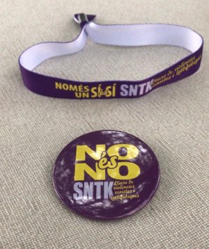 Chapas y pulseras que repartirá el festival