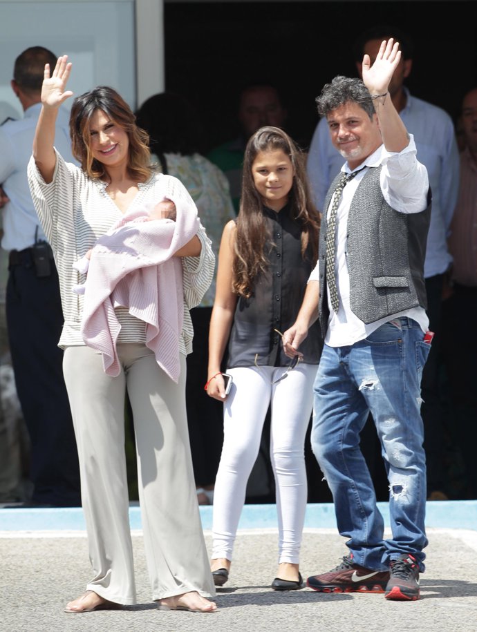 Manuela con Alejandro Sanz y con Raquel Perera a la salida del hospital de maternidad