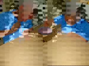 los zapatos y los collares han sido pintados y decorados por las personas que trabajan en el Centro Especial de Empleo de Prolam-Asturias