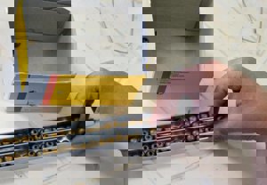 los zapatos y los collares han sido pintados y decorados por las personas que trabajan en el Centro Especial de Empleo de Prolam-Asturias