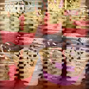 Capazos con mucho estilo, hechos con mucho cariño. Los zapatos y los collares han sido pintados y decorados por las personas que trabajan en el Centro Especial de Empleo de Prolam-Asturias