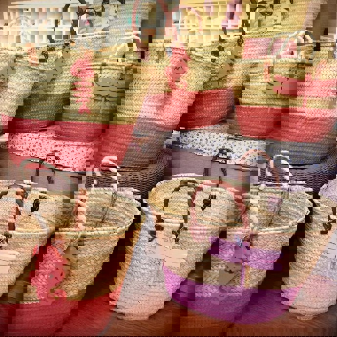 Capazos con mucho estilo, hechos con mucho cariño. Los zapatos y los collares han sido pintados y decorados por las personas que trabajan en el Centro Especial de Empleo de Prolam-Asturias