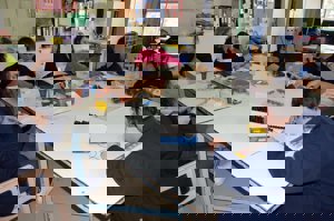 los zapatos y los collares han sido pintados y decorados por las personas que trabajan en el Centro Especial de Empleo de Prolam-Asturias