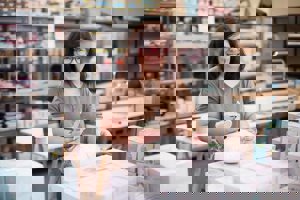 los zapatos y los collares han sido pintados y decorados por las personas que trabajan en el Centro Especial de Empleo de Prolam-Asturias