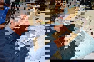 los zapatos y los collares han sido pintados y decorados por las personas que trabajan en el Centro Especial de Empleo de Prolam-Asturias