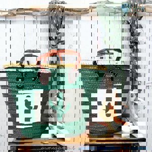 Capazos con mucho estilo, hechos con mucho cariño. Los zapatos y los collares han sido pintados y decorados por las personas que trabajan en el Centro Especial de Empleo de Prolam-Asturias