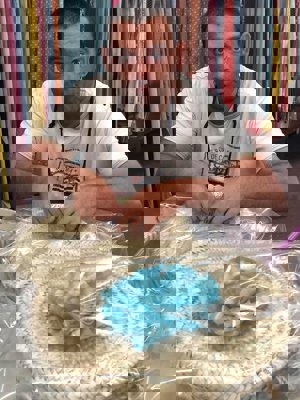 los zapatos y los collares han sido pintados y decorados por las personas que trabajan en el Centro Especial de Empleo de Prolam-Asturias