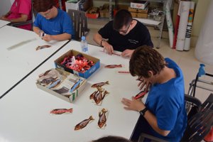 los zapatos y los collares han sido pintados y decorados por las personas que trabajan en el Centro Especial de Empleo de Prolam-Asturias