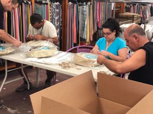 los zapatos y los collares han sido pintados y decorados por las personas que trabajan en el Centro Especial de Empleo de Prolam-Asturias