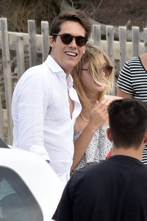 Cristina, hija de Julio Iglesias, vacaciones en Ibiza y risas con un amigo