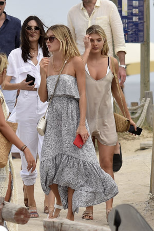 Victoria y Cristina, hijas de Julio Iglesias, aprovechan sus vacaciones en Ibiza para ir al Chiringuito de Es Cavallet