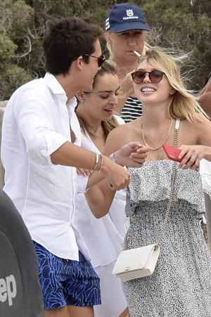 Cristina y Victoria, hijas de Julio Iglesias, vacaciones en Ibiza con risas