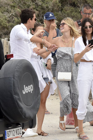 Cristina, hija de Julio Iglesias, vacaciones en Ibiza y risas con un amigo