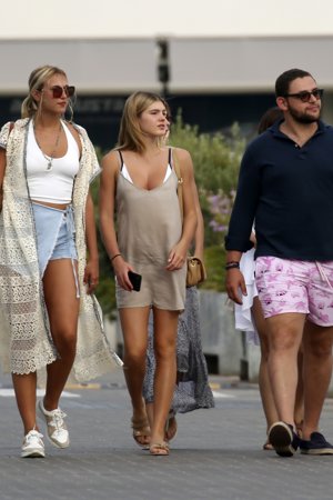 Cristina y Victoria, hijas de Julio Iglesias, vacaciones en Ibiza con  Carolina Arango y su novio Ignacio Aiza en la foto, y Victoria von Faber-Castell  en la foto