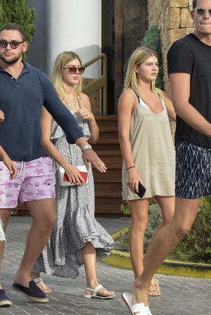 Victoria y Cristina, hijas de Julio Iglesias, aprovechan sus vacaciones en Ibiza para ir al Chiringuito de Es Cavallet