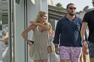 Victoria, hija de Julio Iglesias y Miranda, en Ibiza con amigos entre los que se encuentra el novio de su amiga Carolina Arango, Ignacio Aiza.