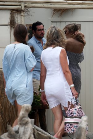 Cristina, hija de Julio Iglesias, aprovecha sus vacaciones en Ibiza para ir al Chiringuito de Es Cavallet