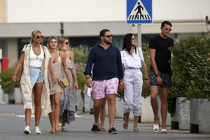 Cristina y Victoria, hijas de Julio Iglesias, vacaciones en Ibiza con  Carolina Arango y su novio Ignacio Aiza, y Victoria von Faber-Castell, heredera del imperio de los lápices de Faber-Castell, que como Victoria y Cristina, también tiene una hermana melliza, Sarah