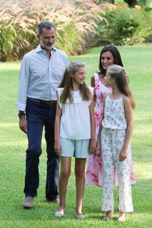 El Rey Felipe, embelesado con Letizia y sus hijas, Leonor y Sofía en Palma de Mallorca