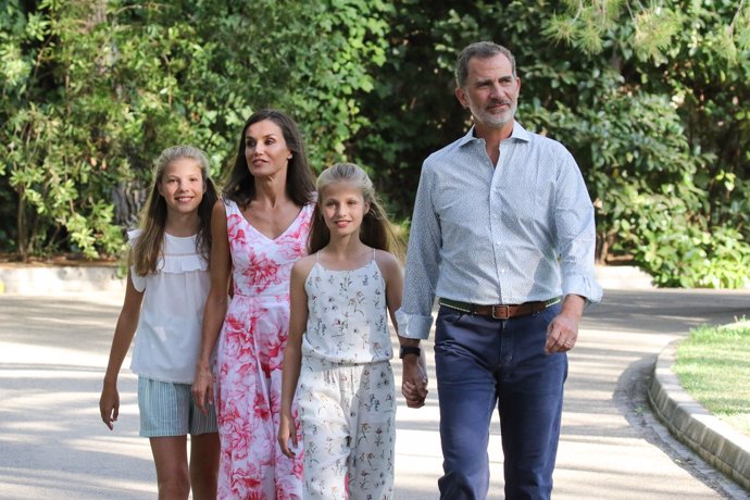 posado mallorca en marivent: los reyes felipe y letizia con sus hijas leonor y sofia 2019