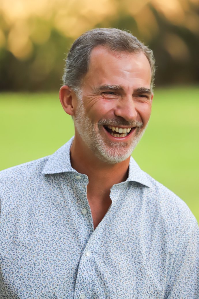 El Rey Felipe, sorprende por primera vez con un camisa de flores en Mallorca, su imagen más rejuvenecida