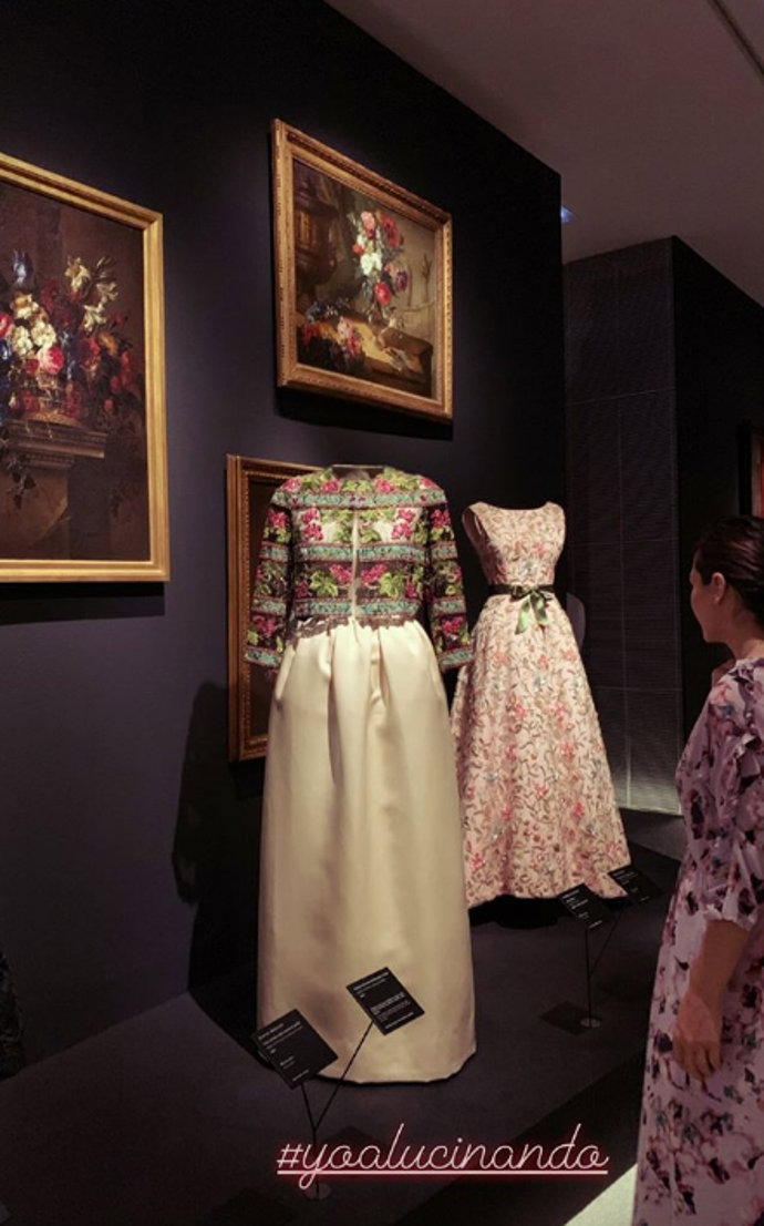 Tamara Falcó viendo la exposición de Balenciaga en el Museo Thyssen