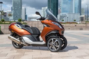 3 ruedas peugeot metrópoli, sin necesidad de carnet de moto. vale con el de conducir