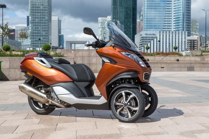 moto de 3 ruedas peugeot metrópoli, sin necesidad de carnet de moto. vale con el de conducir