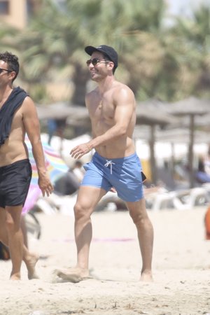 Miguel Ángel Silvestre, luce cuerpazo en la playa de Ibiza y sonrisa sin su novia Patricia Guirado