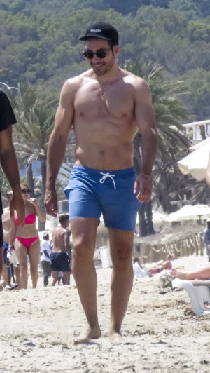 Miguel Ángel Silvestre, luce cuerpazo en la playa de Ibiza y sonrisa sin su novia Patricia Guirado