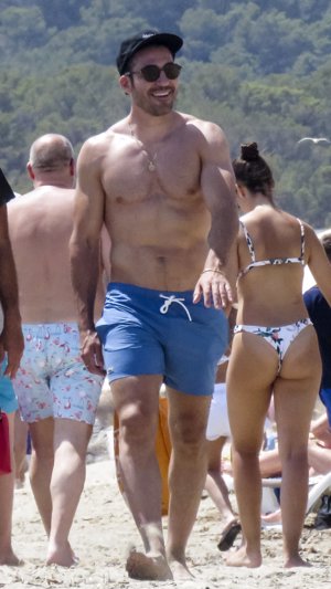 Miguel Ángel Silvestre, luce cuerpazo en la playa de Ibiza y sonrisa sin su novia Patricia Guirado