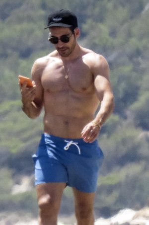 Miguel Ángel Silvestre, luce cuerpazo en la playa de Ibiza y sonrisa sin su novia Patricia Guirado