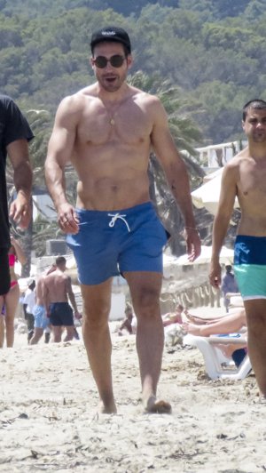 Miguel Ángel Silvestre, luce cuerpazo en la playa de Ibiza y sonrisa sin su novia Patricia Guirado