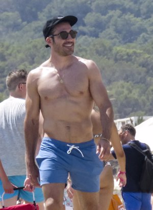 Miguel Ángel Silvestre, luce cuerpazo en la playa de Ibiza y sonrisa sin su novia Patricia Guirado