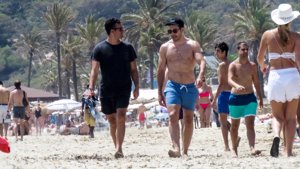 Miguel Ángel Silvestre, luce cuerpazo en la playa de Ibiza y sonrisa sin su novia Patricia Guirado