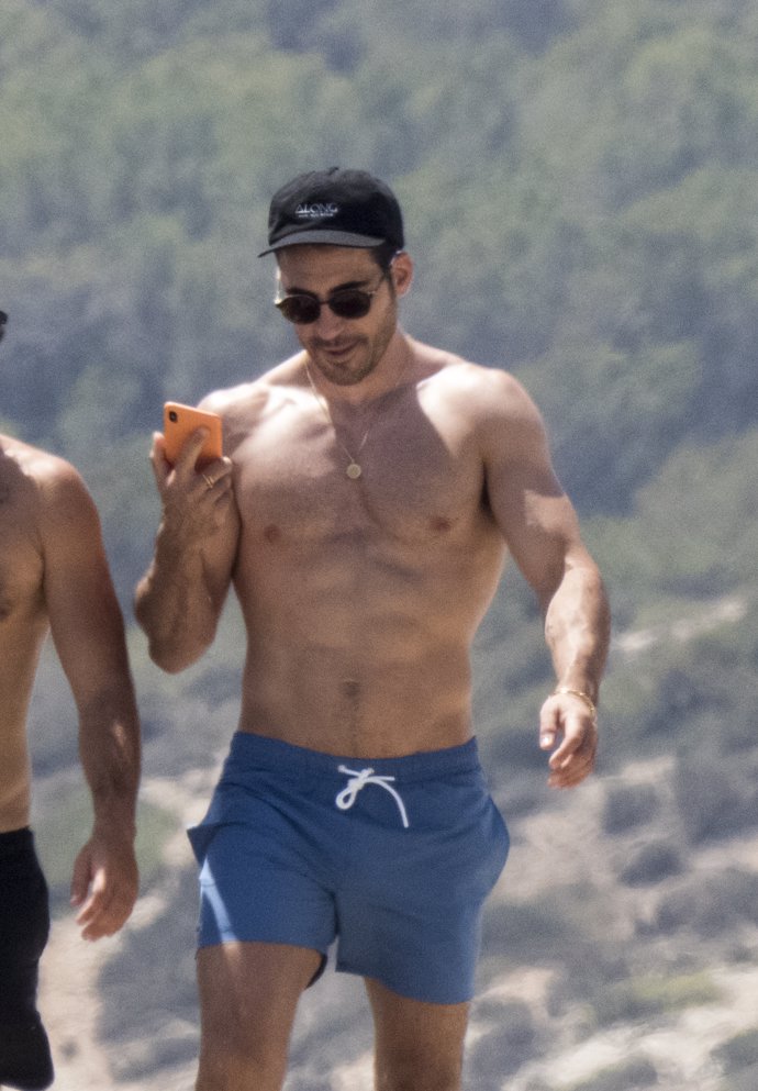 Miguel Ángel Silvestre, luce cuerpazo en la playa de Ibiza y sonrisa sin su novia Patricia Guirado