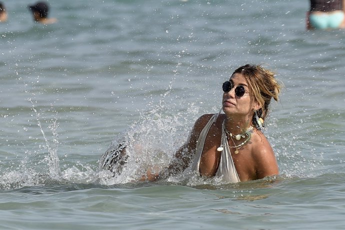 Elena Tablada en la playa de Ibiza, juegos en el mar