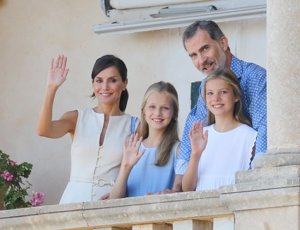 Los Reyes y sus hijas, entre el azul Borbón y el blanco mallorquín en su último posado